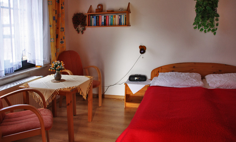 Doppelbett mit Sitzgelegenheit