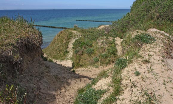 Idyllischer Abstieg zum Strand